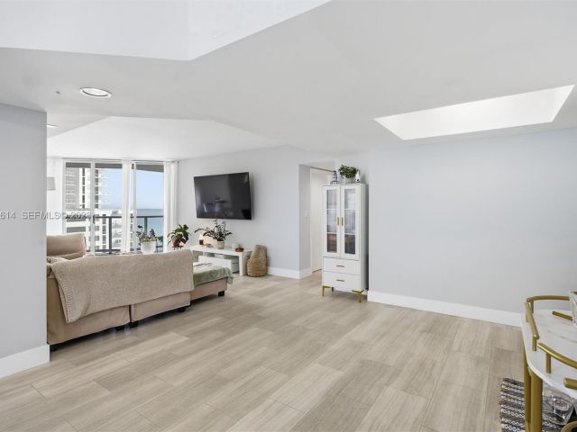 Apartment for sale  Unit #1034 - photo 7432260