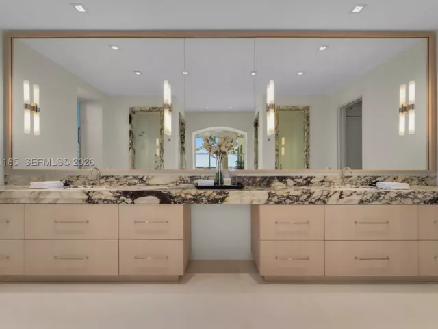 5-bedroom condo for sale in Key Biscayne - 445 Grand Bay Drive PH-1A - MondialRealty