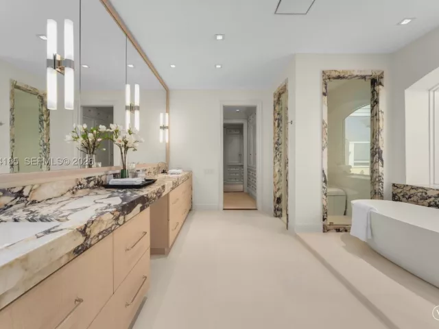 5-bedroom condo for sale in Key Biscayne - 445 Grand Bay Drive PH-1A - MondialRealty