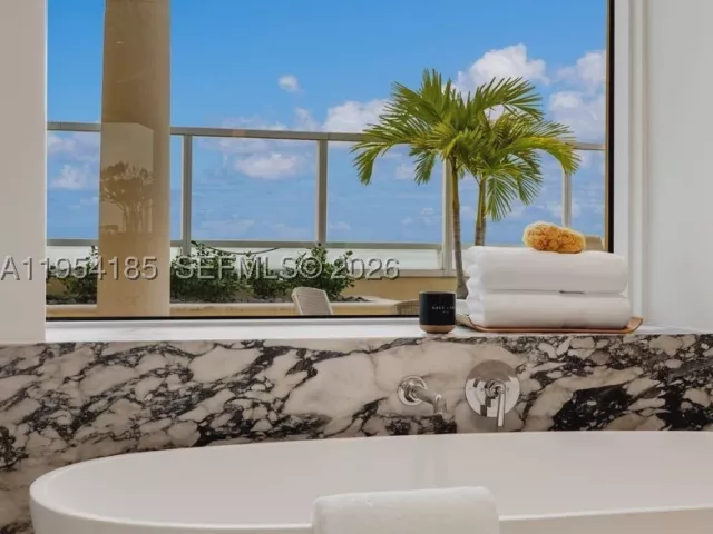 5-bedroom condo for sale in Key Biscayne - 445 Grand Bay Drive PH-1A - MondialRealty