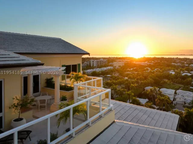 5-bedroom condo for sale in Key Biscayne - 445 Grand Bay Drive PH-1A - MondialRealty