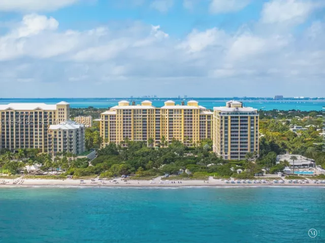 5-bedroom condo for sale in Key Biscayne - 445 Grand Bay Drive PH-1A - MondialRealty