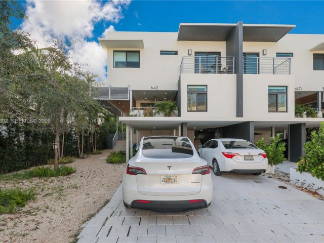 Home for rent at 640 Fernwood Rd - photo 7439407