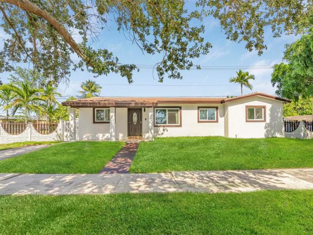 Home for rent at 2901 SW 92nd Ave 0 - photo 7432462