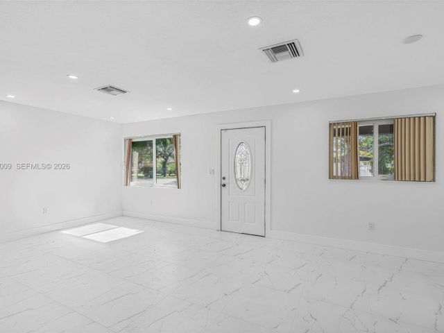 Home for rent at 2901 SW 92nd Ave 0 - photo 7432465