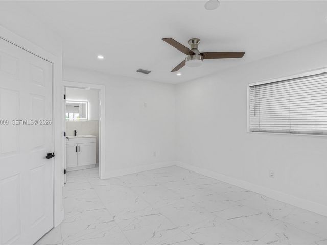 Home for rent at 2901 SW 92nd Ave 0 - photo 7432472