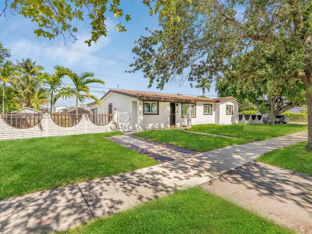 Home for rent at 2901 SW 92nd Ave 0 - photo 7432473