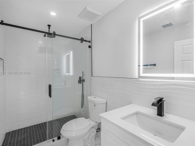 Home for rent at 2901 SW 92nd Ave 0 - photo 7432477