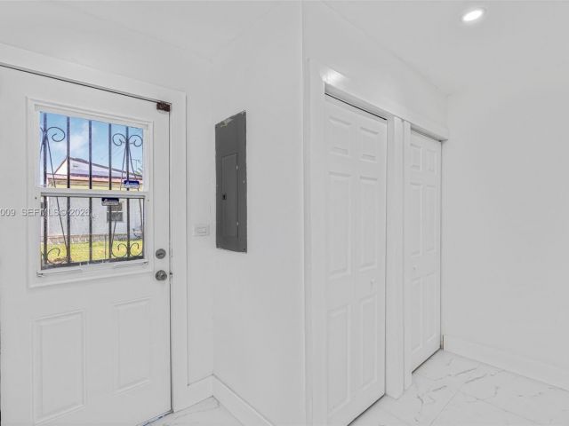 Home for rent at 2901 SW 92nd Ave 0 - photo 7432479