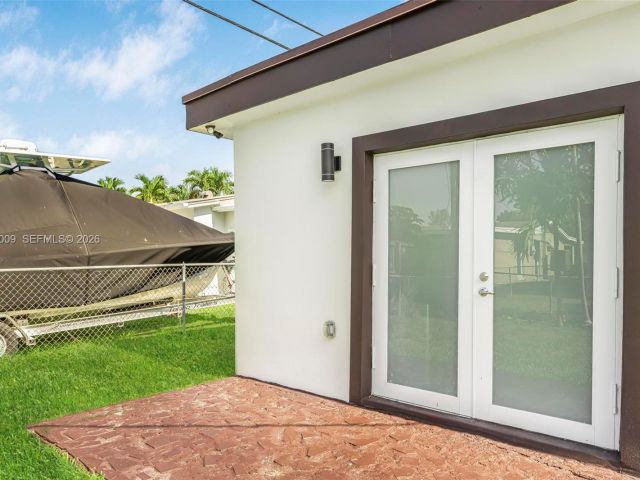 Home for rent at 2901 SW 92nd Ave 0 - photo 7432480