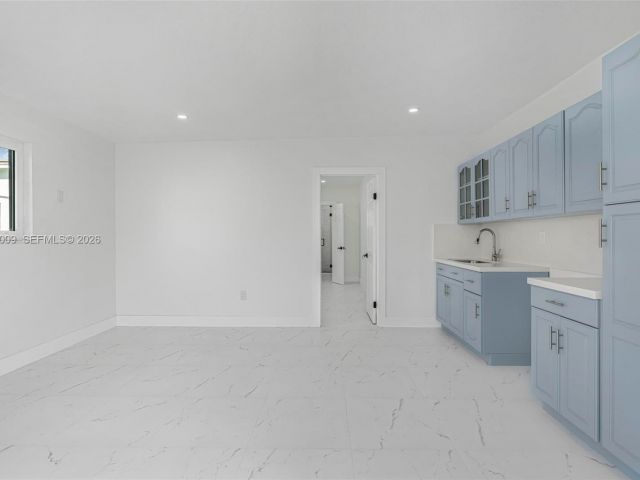 Home for rent at 2901 SW 92nd Ave 0 - photo 7432481