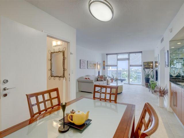 2-bedroom condo for sale in Hollywood - 3000 S Ocean Drive 1100 - MondialRealty