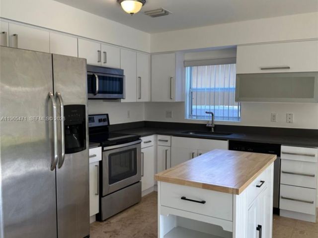 Home for rent at 2772 SW 31st Ct 2772 - photo 7432754