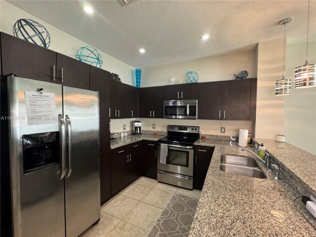 Home for rent at 2333 SE 5th St - photo 7448864