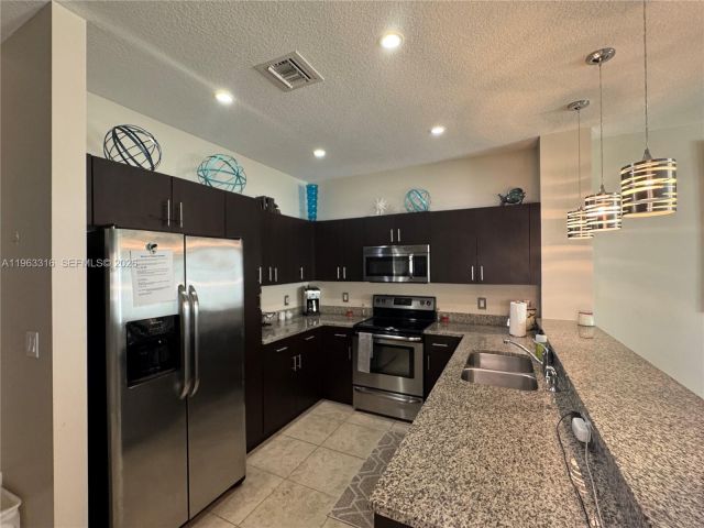 Home for rent at 2333 SE 5th St - photo 7448865