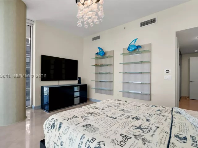 4-bedroom condo for rent in Sunny Isles Beach - 17001 Collins Ave 4608 - MondialRealty