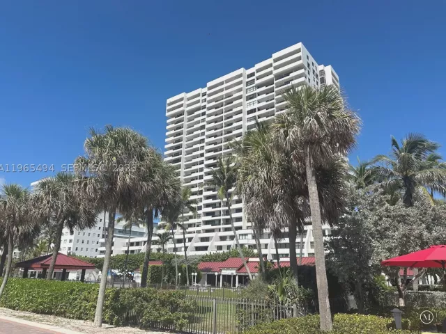 2-bedroom condo for rent in Miami Beach - 2555 Collins Ave 2006 - MondialRealty