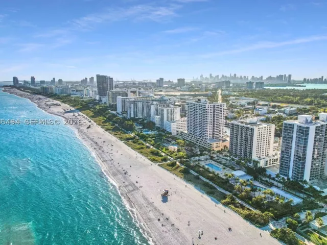 2-bedroom condo for rent in Miami Beach - 2555 Collins Ave 2006 - MondialRealty