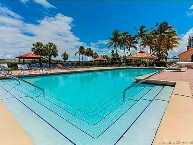 2-bedroom condo for rent in Miami Beach - 2555 Collins Ave 2006 - MondialRealty
