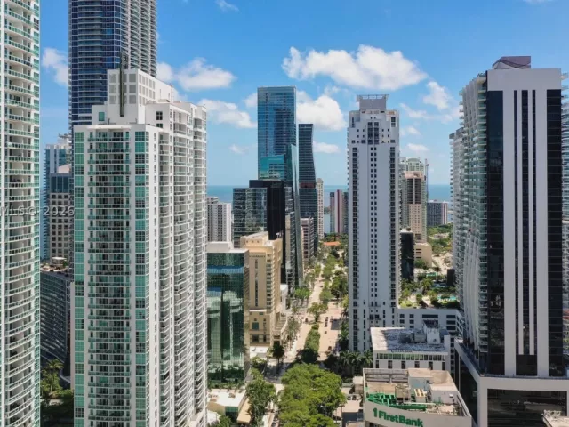 2-bedroom condo for sale in Miami - 68 SE 6th St 1201 - MondialRealty