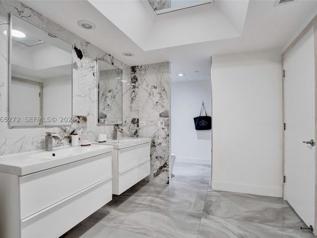 2-bedroom condo for sale in Aventura - 3000 Island Blvd 1106 - MondialRealty