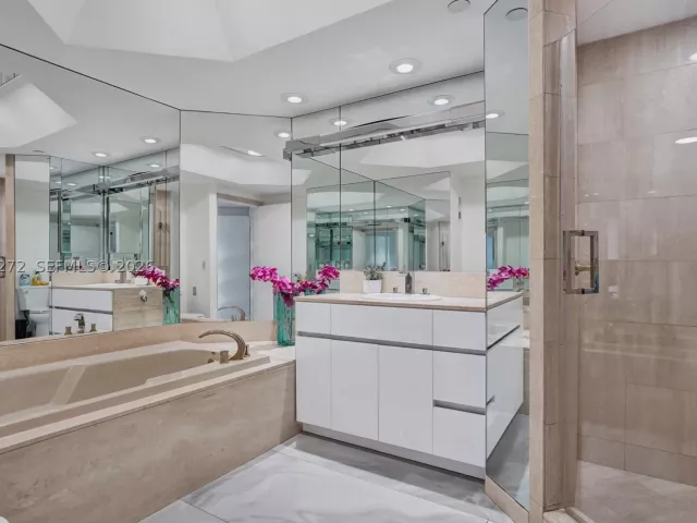 2-bedroom condo for sale in Aventura - 3000 Island Blvd 1106 - MondialRealty