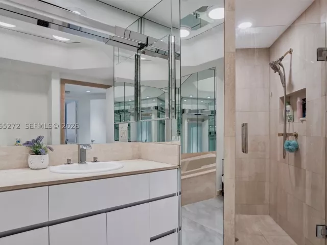 2-bedroom condo for sale in Aventura - 3000 Island Blvd 1106 - MondialRealty