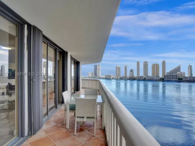 2-bedroom condo for sale in Aventura - 3000 Island Blvd 1106 - MondialRealty