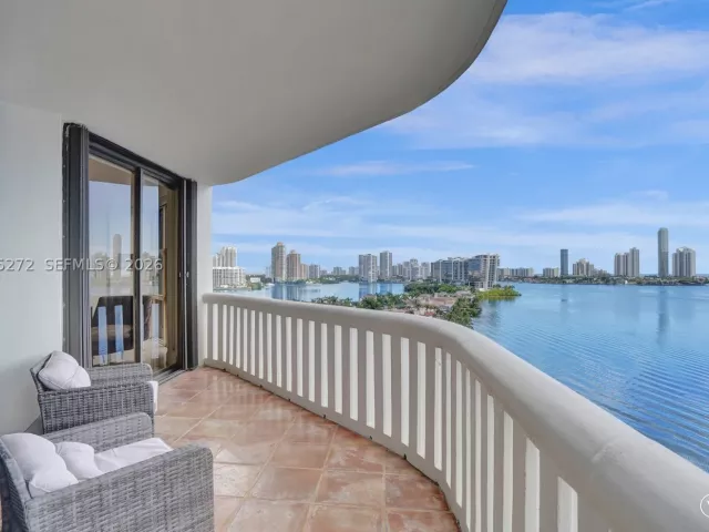 2-bedroom condo for sale in Aventura - 3000 Island Blvd 1106 - MondialRealty