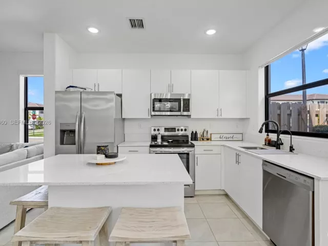 3-bedroom home for sale in Miami - 9941 SW 231st Ln 9941 - MondialRealty