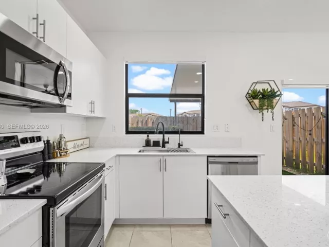 3-bedroom home for sale in Miami - 9941 SW 231st Ln 9941 - MondialRealty