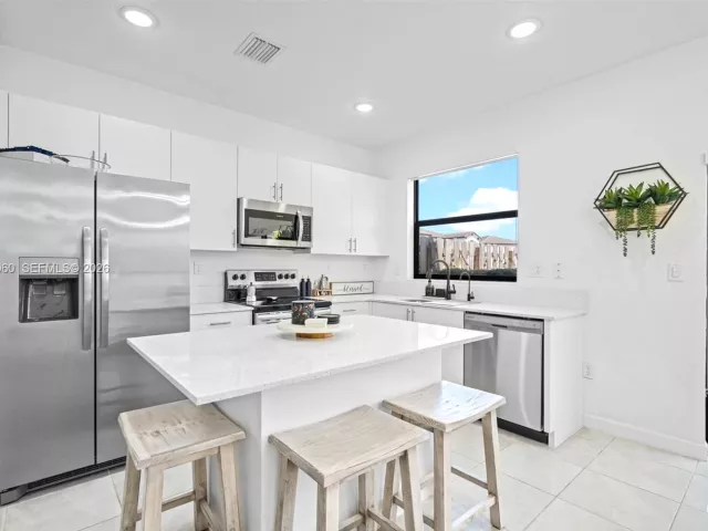 3-bedroom home for sale in Miami - 9941 SW 231st Ln 9941 - MondialRealty