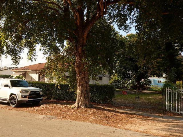 Home for sale at 909 NW 76th St - photo 7436723