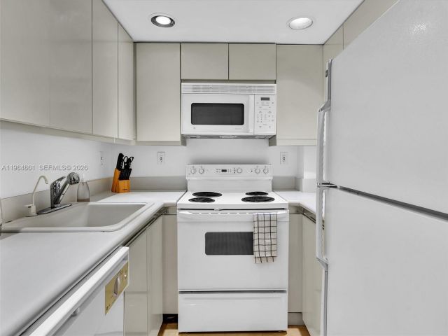 Apartment for sale  Unit #305 - photo 7445869