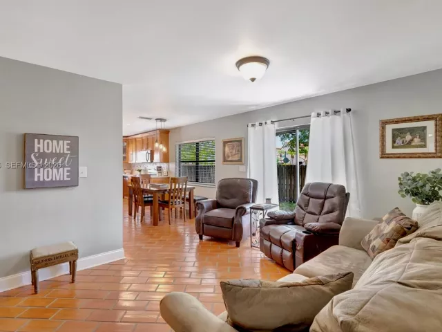 3-bedroom home for sale in Cooper City - 11955 Brim Way - MondialRealty