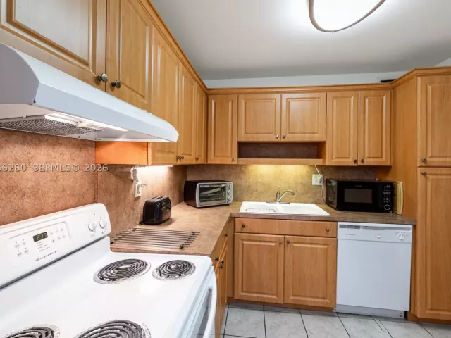1-bedroom condo for rent in Hallandale Beach - 3180 S Ocean Dr 718 - MondialRealty