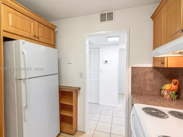1-bedroom condo for rent in Hallandale Beach - 3180 S Ocean Dr 718 - MondialRealty