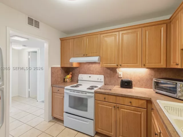 1-bedroom condo for rent in Hallandale Beach - 3180 S Ocean Dr 718 - MondialRealty