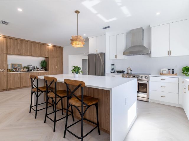 Home for rent at 1420 SW 17th St 0 - photo 7437589