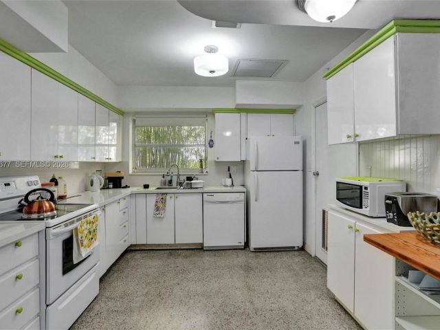 Home for sale at 18500 NE 23rd Ct - photo 7437493