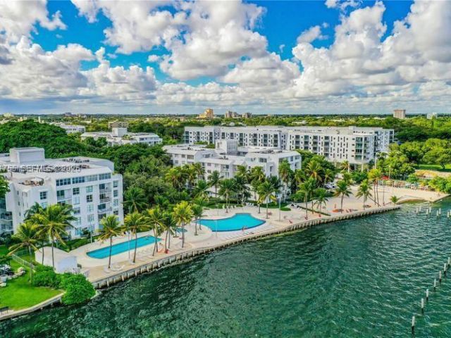 Home for rent at 723 NE 62nd St TH-1 - photo 7437525