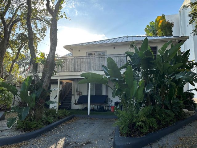 Home for rent at 723 NE 62nd St TH-1 - photo 7437527