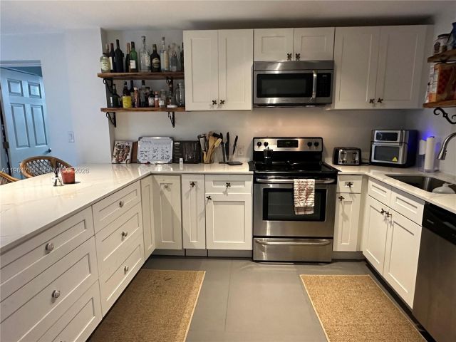 Home for rent at 723 NE 62nd St TH-1 - photo 7437531