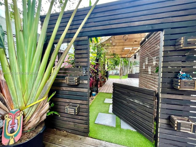 Home for rent at 723 NE 62nd St TH-1 - photo 7437539