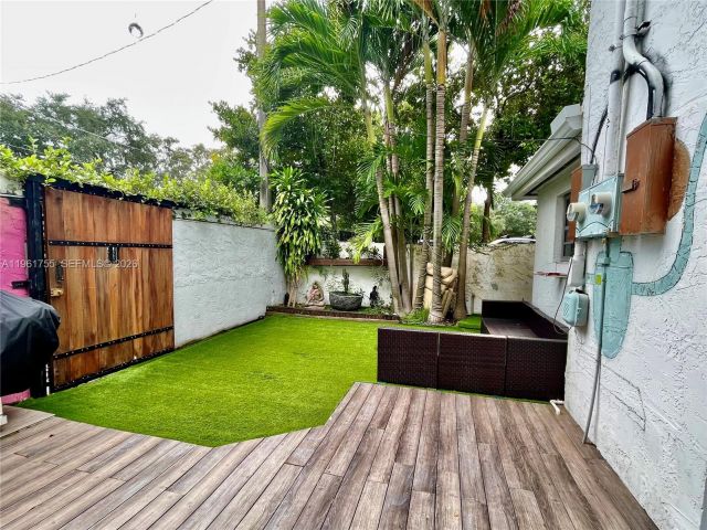 Home for rent at 723 NE 62nd St TH-1 - photo 7437541