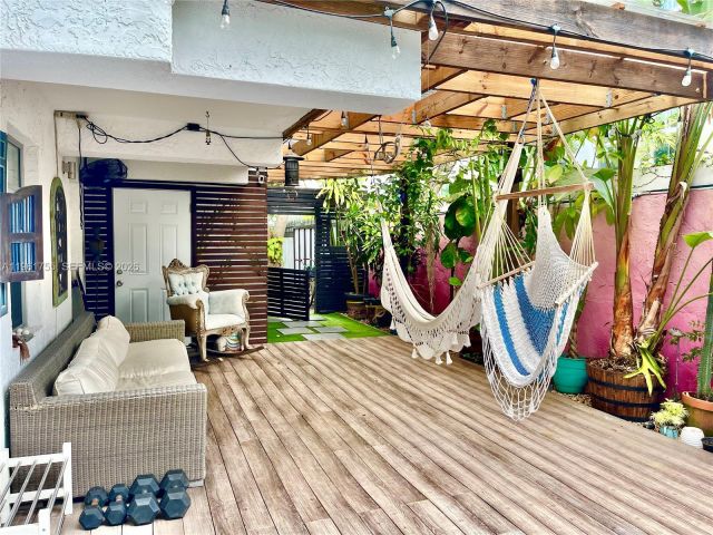 Home for rent at 723 NE 62nd St TH-1 - photo 7437542