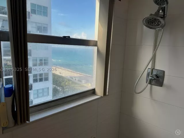 2-bedroom condo for sale in Miami Beach - 6039 Collins Ave 1517 - MondialRealty