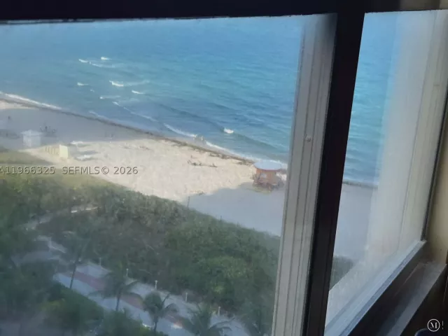 2-bedroom condo for sale in Miami Beach - 6039 Collins Ave 1517 - MondialRealty