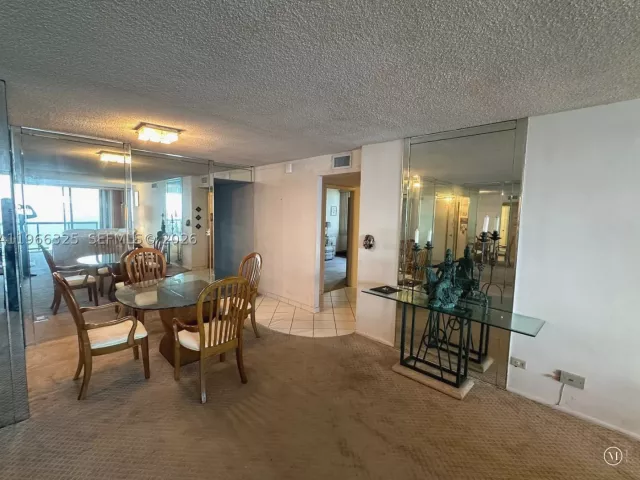 2-bedroom condo for sale in Miami Beach - 6039 Collins Ave 1517 - MondialRealty