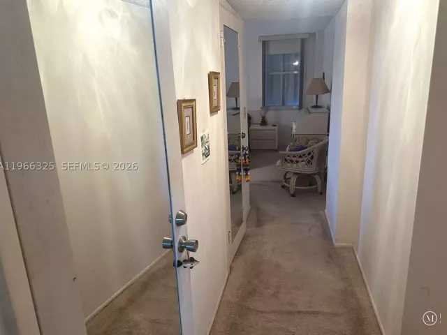 2-bedroom condo for sale in Miami Beach - 6039 Collins Ave 1517 - MondialRealty